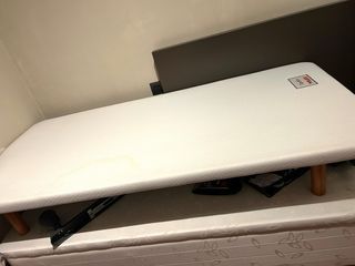 Cama individual con base de madera