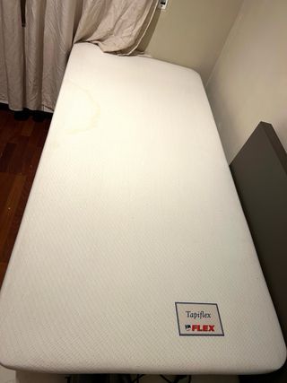 Cama individual con base de madera