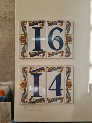 Tu nombre en azulejo decorativo pintado a mano