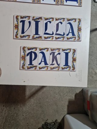 Tu nombre en azulejo decorativo pintado a mano