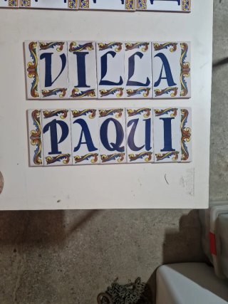 Tu nombre en azulejo decorativo pintado a mano
