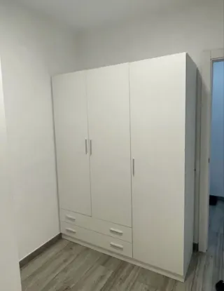 Armario blanco de madera
