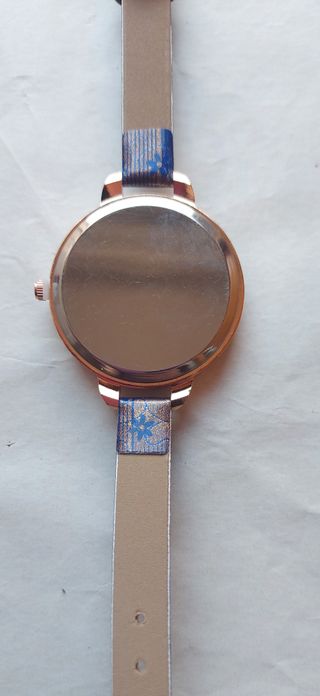 Reloj de pulsera rojo o azul