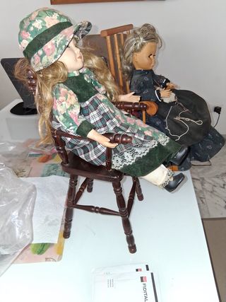 Sedia con bambola vintage