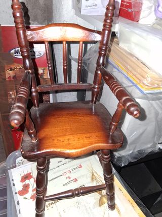 Sedia con bambola vintage