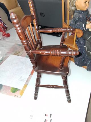 Sedia con bambola vintage