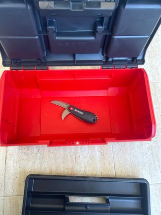 Caja de herramientas Facom roja y negra