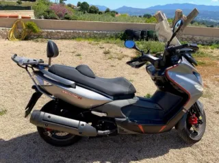 Kymco Maxi Scooter Gris
