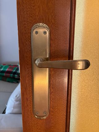 Puertas dobles de madera con cristal amarillo