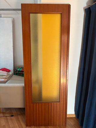 Puertas dobles de madera con cristal amarillo