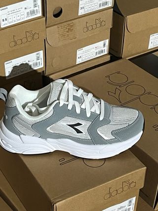 Scarpe Diadora grigie e bianche