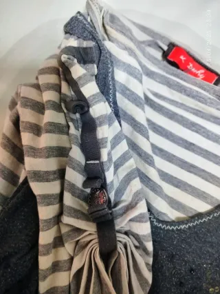 Camiseta doble superpuesta estilo rock con lenteju