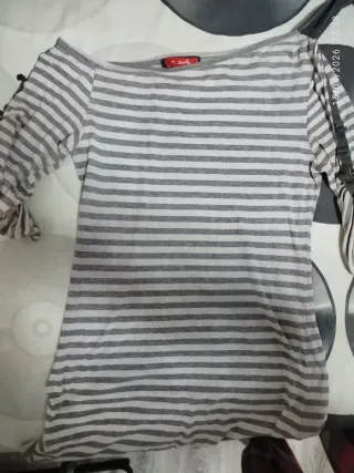 Camiseta doble superpuesta estilo rock con lenteju