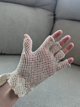 Guantes rejilla negro, blanco, mitón beige.Talla S