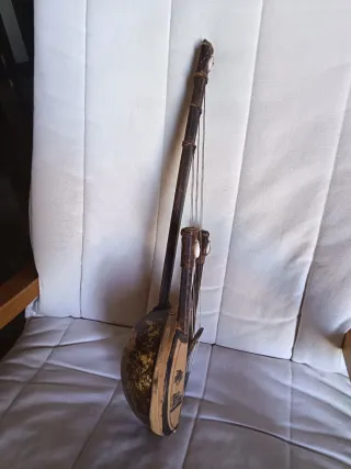 Kora africana hecha a mano: instrumento de cuerda.