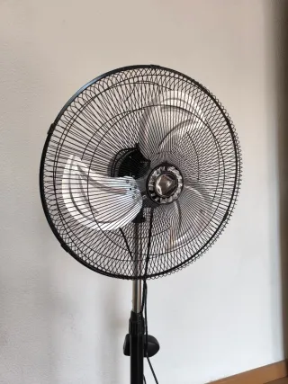 Ventilador de pie negro y plateado