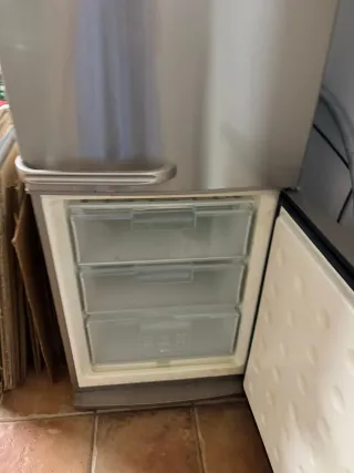 Nevera Bosch y Electrolux para repuestos
