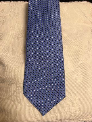 Corbata de seda azul con topitos blancos