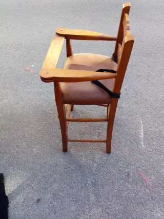Silla de madera para bebé para comer