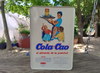 Antigua caja metálica retro de Colacao