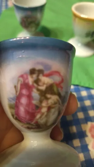 Tres hueveras de porcelana decoradas