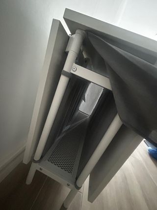 Mesa plegable y extensible blanca con almacenaje.
