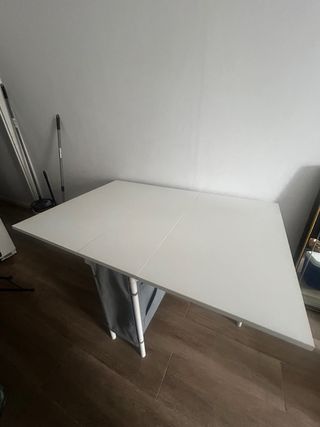 Mesa plegable y extensible blanca con almacenaje.