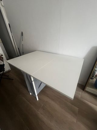 Mesa plegable y extensible blanca con almacenaje.