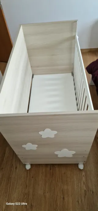Cuna de madera sin colchón