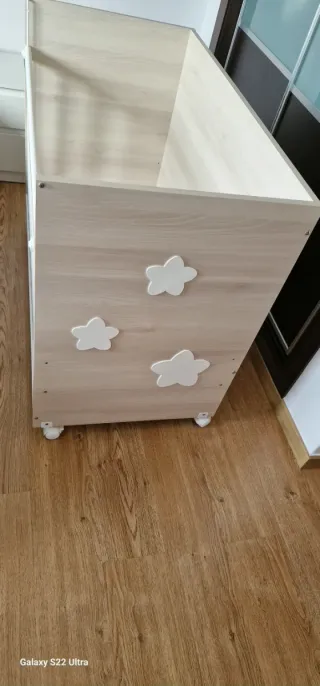 Cuna de madera sin colchón