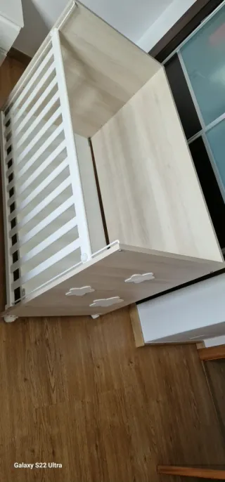 Cuna de madera sin colchón