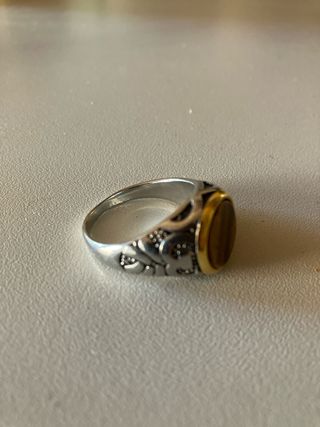 Anillo con piedra ojo de tigre y detalles