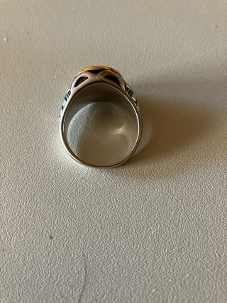 Anillo con piedra ojo de tigre y detalles