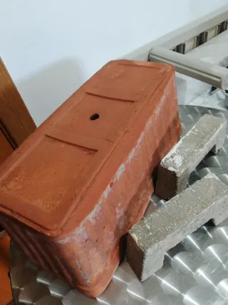 Maceta terracota con soportes piedra