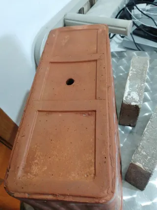 Maceta terracota con soportes piedra