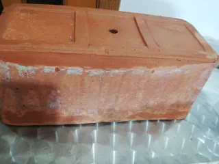 Maceta terracota con soportes piedra