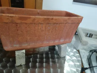 Maceta terracota con soportes piedra