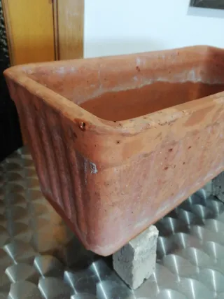 Maceta terracota con soportes piedra