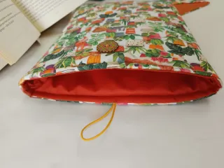 Funda de libro con marcapáginas