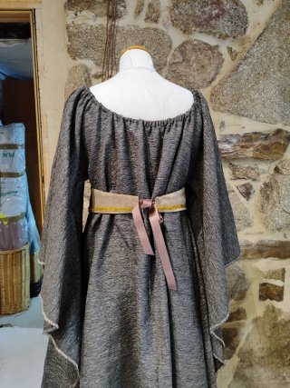 Vestido medieval con fajínn nuevo, sin estrenar, m