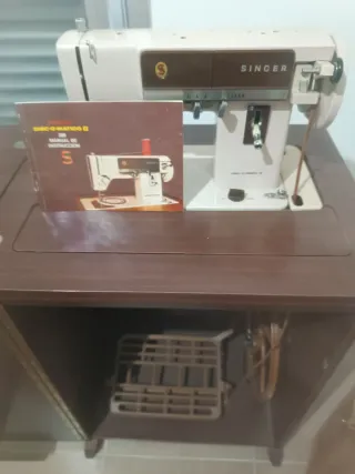 Máquina de coser Singer con mueble