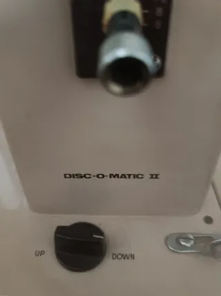 Máquina de coser Singer con mueble