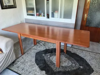 Mesa de comedor de madera