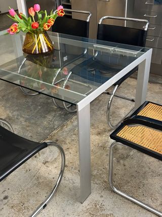 Mesa de diseño vidrio y aluminio SUA