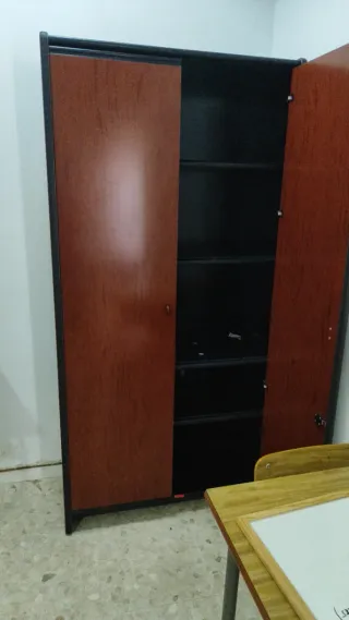 Mueble de oficina con baldas