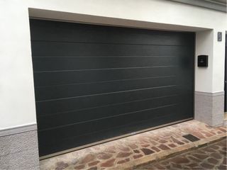 Puerta de garaje seccional gris