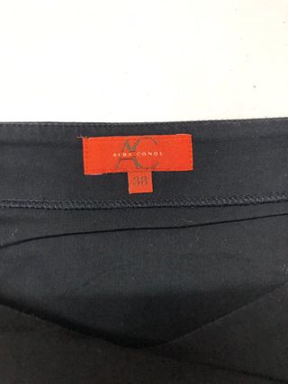 Falda negra asimétrica con lazada de Alba Conde