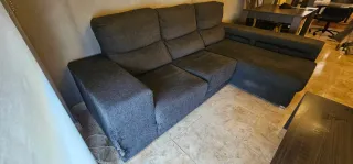 Sofá gris con chaiselongue