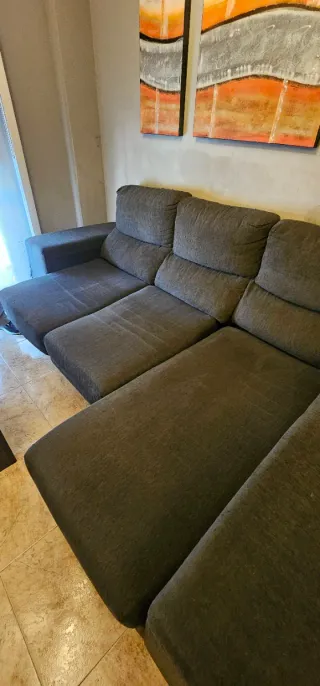 Sofá gris con chaiselongue