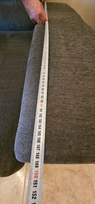 Sofá gris con chaiselongue
